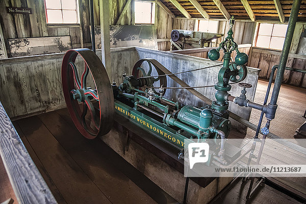 Alte Dampfmaschine für die Zuckerrohrverarbeitung ausgestellt; Hawaii  Vereinigte Staaten von Amerika'.