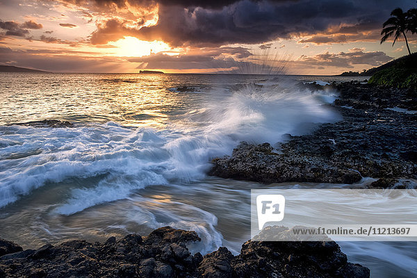 Wasser und Schaum plätschern auf dem Lavagestein entlang der Küstenlinie einer hawaiianischen Insel; Maui  Hawaii  Vereinigte Staaten von Amerika