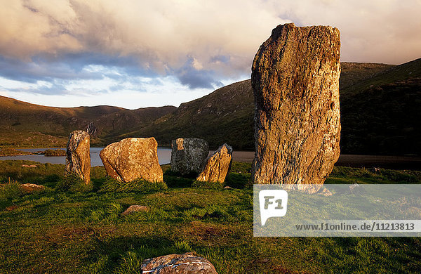 Steinkreis von Uragh unter bewölktem Himmel bei Sonnenuntergang; Grafschaft Kerry  Irland'.