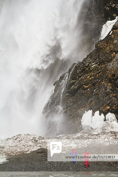Zwei Rafter wandern zu den Bridal Veil Falls in der Nähe von Valdez  Southcentral Alaska  USA
