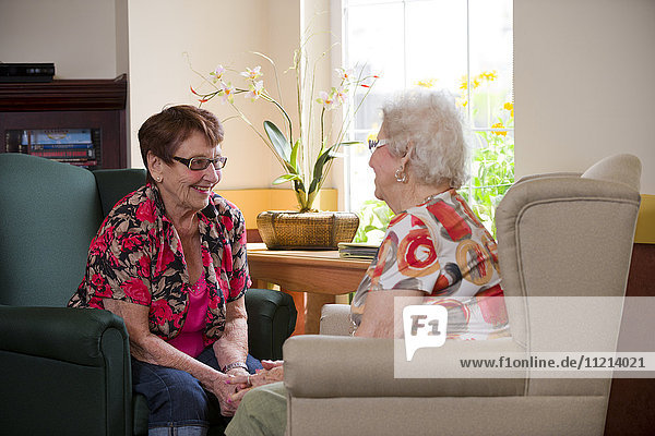 Senioren genießen das Leben in ihrer gemeinsamen Wohnung; Devon  Alberta  Kanada