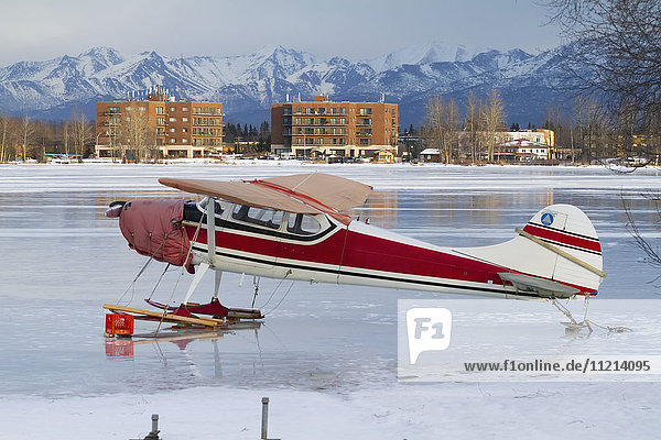 Kleinflugzeug mit Skiern auf dem Lake Hood in Anchorage in Southcentral Alaska  Winter.