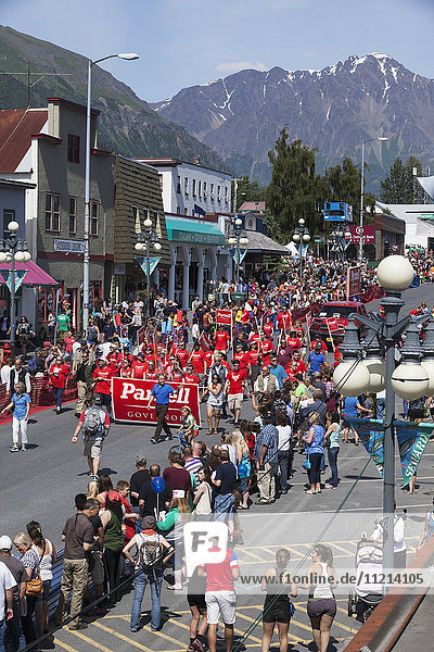 Gouverneur Sean Parnell und seine Frau Sandy führen eine Gruppe von Parnell-Anhängern in einer Parade an  die dem jährlichen Mt.-Marathon-Lauf vorausgeht. 4. Juli 2014 in Seward  Southcentral Alaska. Sommer.
