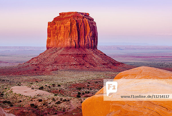 Die Mittens bei Sonnenuntergang  Navajo Tribal Park  Monument Valley; Arizona  Vereinigte Staaten von Amerika'.