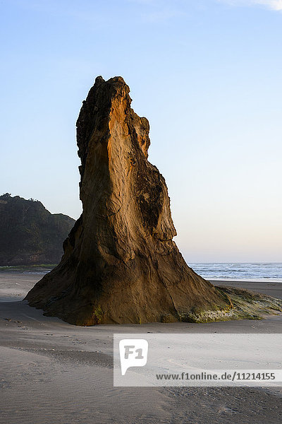 Erosion zermürbt einen Meeresstapel am Arcadia Beach; Arch Cape  Oregon  Vereinigte Staaten von Amerika'.
