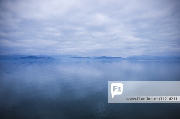 Schöner stimmungsvoller Himmel  der sich im ruhigen Wasser der Ballinskelligs Bay spiegelt; Grafschaft Kerry  Irland