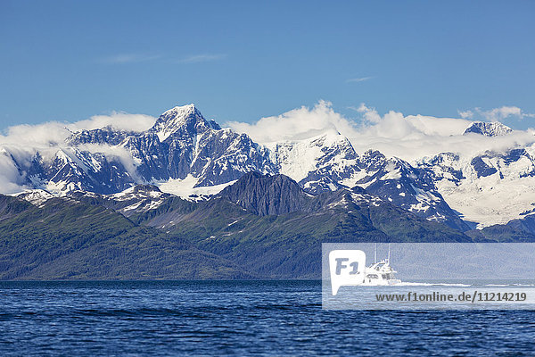 Ein kleines privates Boot fährt an einem sonnigen Tag durch den Passagekanal  Prince William Sound  Whittier  Southcentral Alaska  USA  Sommer
