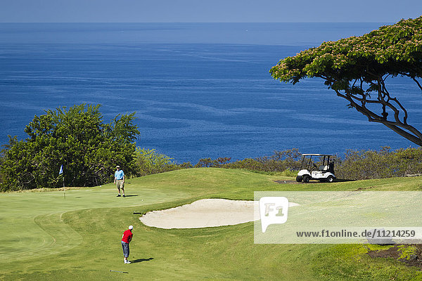 Golfspieler auf dem Golfplatz  Kona Country Club; Kailua Kona  Insel Hawaii  Hawaii  Vereinigte Staaten von Amerika'.