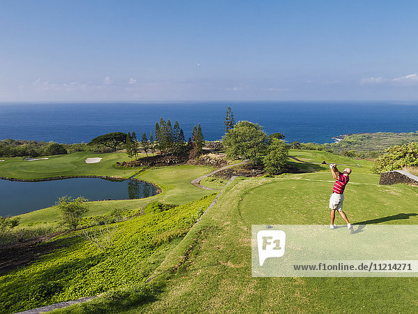 Golfer auf dem Golfplatz des Kona Country Club; Kailua Kona  Insel Hawaii  Hawaii  Vereinigte Staaten von Amerika'.