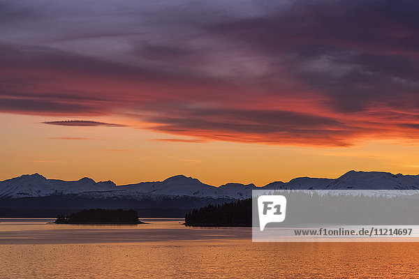 Sonnenuntergang  Auke Bay; Juneau  Alaska  Vereinigte Staaten von Amerika'.