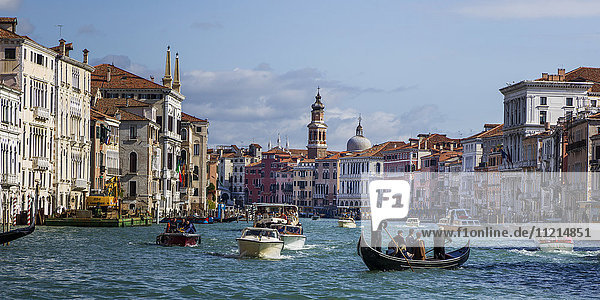 Ein geschäftiger Kanal voller Boote; Venedig  Italien'.