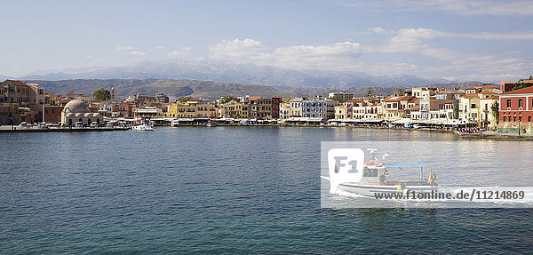 Boote und historische Gebäude im venezianischen Hafen der Altstadt von Chania  Kreta