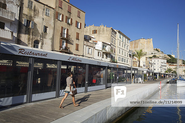 Cafés und Yachten im Jachthafen von Bonifacio mit Blick auf die Zitadelle  Korsika