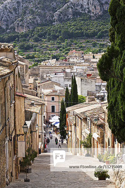 Die alte Steintreppe von Calvari mit Blick auf die Stadt Pollensa