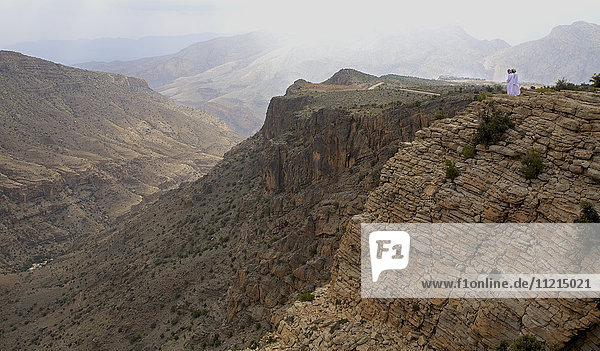 Canyonlandschaft mit traditionell gekleideten Einheimischen im Jabal Akhdar