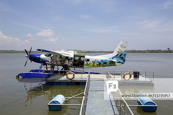 Flugboot der Cinnamon Air  angedockt an einem Steg in einem See  Sri Lanka