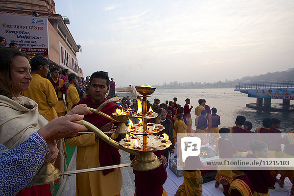 Abendliche hinduistische Aarti-Zeremonie am Ufer des Ganges  Rishikesh  Indien