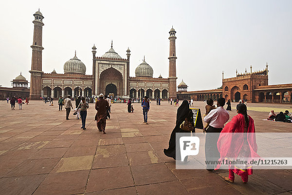 Pilger im Haupthof der Jama Masjid Moschee  Alt-Delhi  Indien