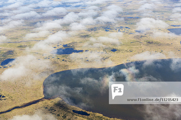 Luftaufnahme von Teichen in der Tundra-Landschaft,  dünne Wolken über dem Land; Barrow,  North Slope,  Alaska,  Vereinigte Staaten von Amerika'.
