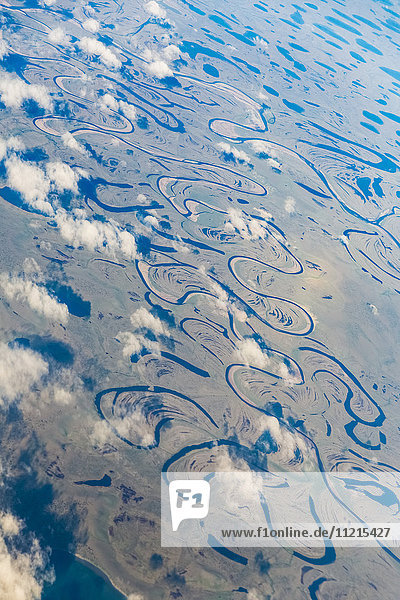 Luftaufnahme von Oxbow Flüssen und Bächen und Wolken  die sich durch die Tundra-Landschaft ziehen; North Slope  Alaska  Vereinigte Staaten von Amerika'.