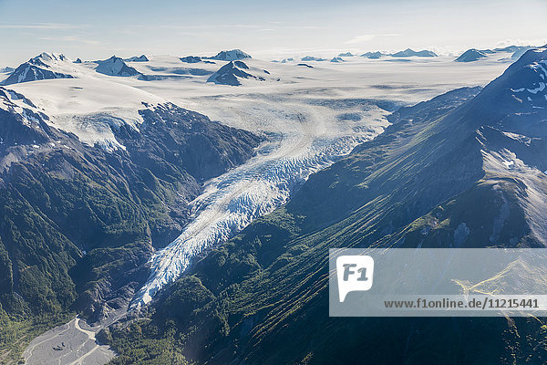 Luftaufnahme eines Gletschers  der vom Harding-Eisfeld in ein grünes Tal auf der Kenai-Halbinsel abfällt; Seward  Alaska  Vereinigte Staaten von Amerika'.
