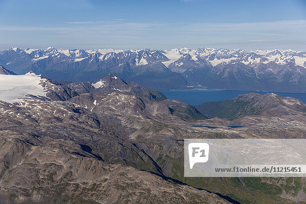 Luftaufnahme von Seward und Resurrection Bay an einem klaren Sommertag  Berge im Vorder- und Hintergrund  Kenai-Halbinsel  Süd-Zentral-Alaska; Seward  Alaska  Vereinigte Staaten von Amerika'.