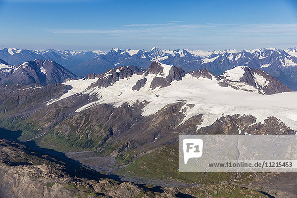 Luftaufnahme der Schneeschmelze in den Kenai-Bergen an einem klaren Sommertag  Kenai-Halbinsel  Süd-Zentral-Alaska; Seward  Alaska  Vereinigte Staaten von Amerika'.
