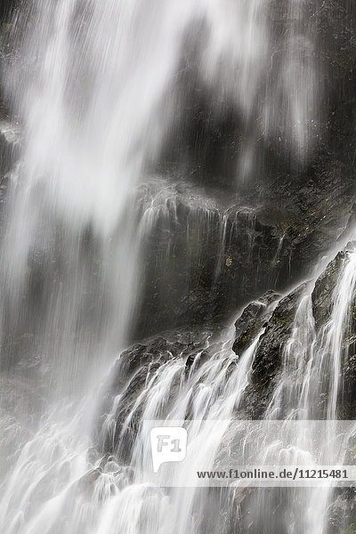 Detail eines Wasserfalls  der durch dunkelbraunes Gestein an den Horsetail Falls im Keystone Canyon  Süd-Zentral-Alaska; Valdez  Alaska  Vereinigte Staaten von Amerika'.