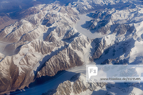 Luftaufnahme der Tordrillo Mountains und der zwischen ihnen verlaufenden Gletscher  Alaska Range  Süd-Zentral-Alaska; Alaska  Vereinigte Staaten von Amerika'.