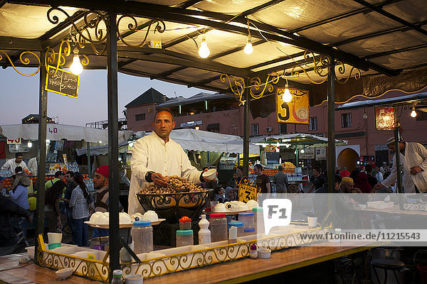 Straßenverkaufsstand mit Schnecken auf dem Nachtmarkt Djemaa El-Fna  Marrakesch