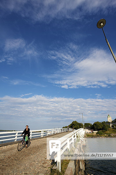 Radfahrer auf der Brücke  die die Inseln der Seefestung Suomenlinna verbindet  Helsinki