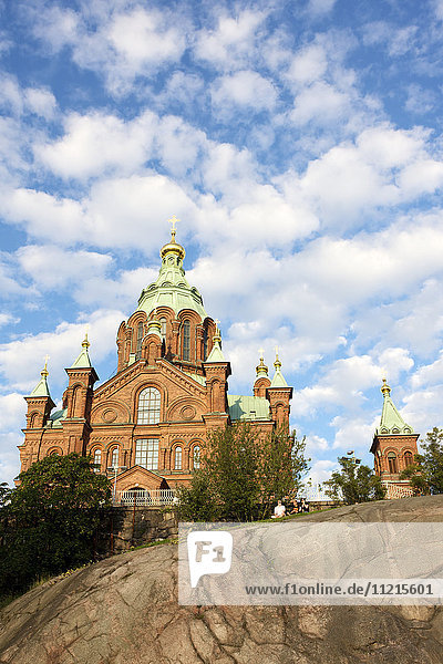 Außenansicht der orthodoxen Uspenski-Kathedrale und des Felsenhügels  Helsinki