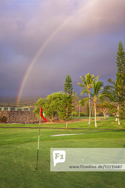 Regenbogen über einem Golfplatz  Kona Country Club; Kailua-Kona  Insel Hawaii  Hawaii  Vereinigte Staaten von Amerika'.