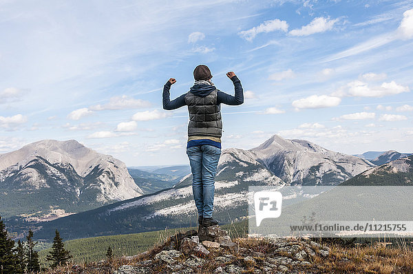 Wanderer steht mit erhobenen Armen auf einem Gipfel  Clearwater County; Alberta  Kanada'.