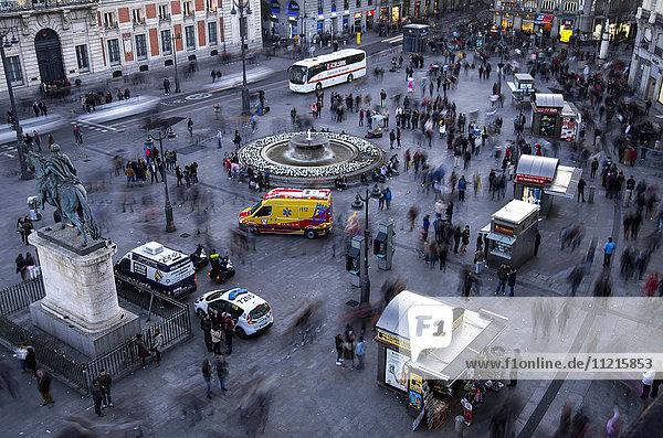 Belebter Stadtplatz; Madrid  Spanien'.
