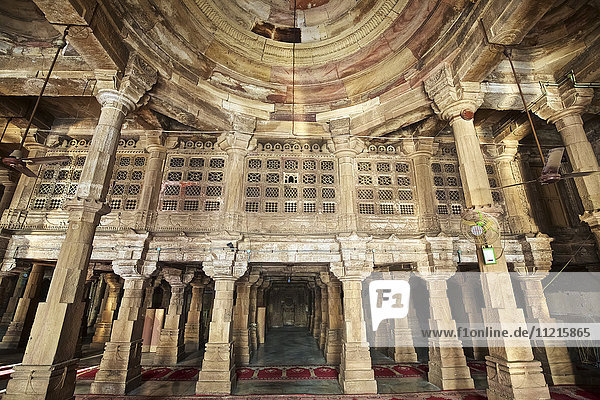 Gewölbter  säulenbestückter Innenraum der Jumma Masjid Moschee aus dem 15.