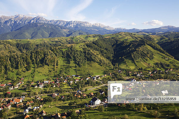 Luftaufnahme einer ländlichen Landschaft in den Karpaten mit Dorf