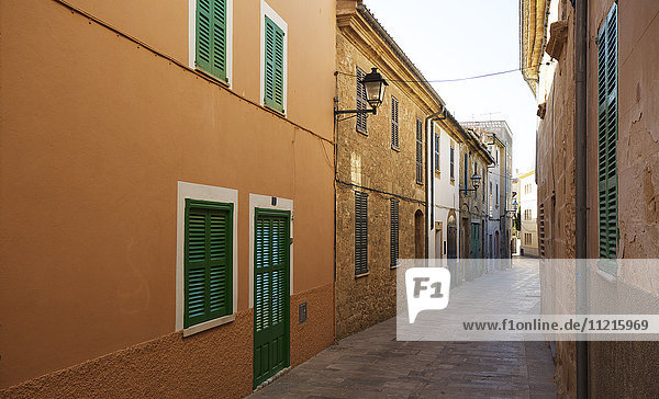Verwinkelte Gassen mit traditionellen Häusern in der Altstadt von Alcudia  Mallorca