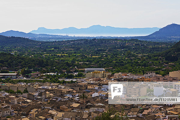 Luftaufnahme von Pollenca und den dahinter liegenden Bergen vom Kloster auf dem Berg  Mallorca