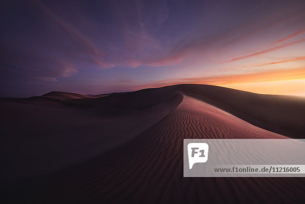 Sonnenuntergang über der Namib-Wüste  in der Nähe von Swakopmond; Namibia