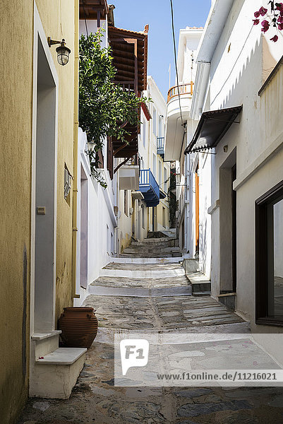Eine schmale Gasse zwischen Häusern auf einer griechischen Insel; Panormos  Thessalia Sterea Ellada  Griechenland'.