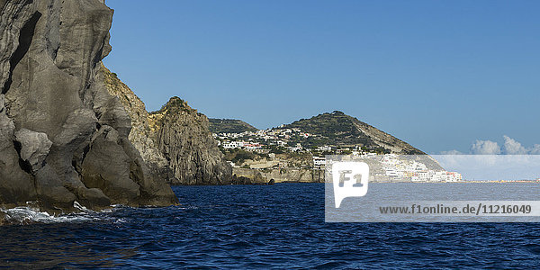 Zerklüftete Küstenlinie der Insel Ischia und des Mittelmeers; Ischia  Italien