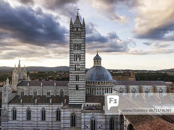 Kuppeldach und gestreifter Turm des Doms von Siena; Siena  Italien'.