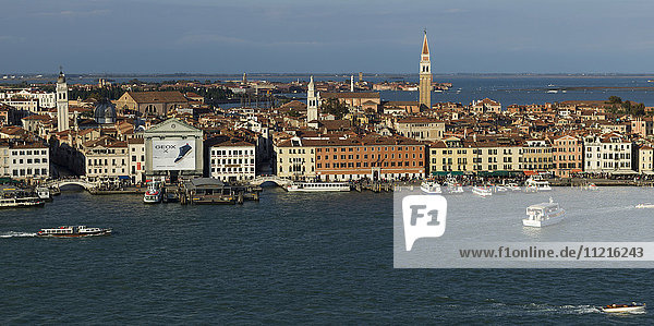 Stadtbild von Venedig mit San Marco Campanile; Venedig  Italien'.