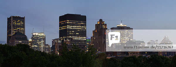 Skyline von Bürogebäuden in der Abenddämmerung beleuchtet; Montreal  Quebec  Kanada'.