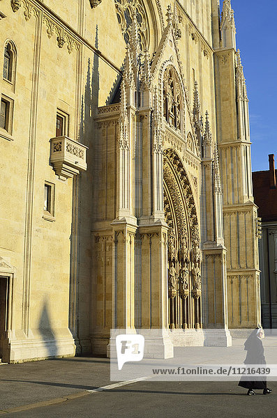 Ansicht der Fassade der Kathedrale mit Nonne in Kaptol; Zagreb  Kroatien