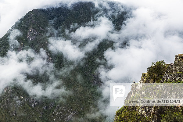 Wanderer auf dem Waynu Picchu reflektiert am Machu Picchu; Machu Picchu  Peru