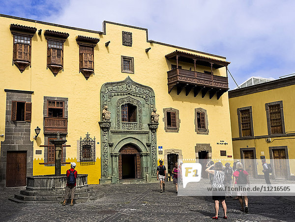 Casa de Colon  Touristen wandern durch das Haus von Christoph Kolumbus aus dem fünfzehnten Jahrhundert  das heute als Museum dient; Las Palmas Gran Canaria  Kanarische Inseln  Spanien