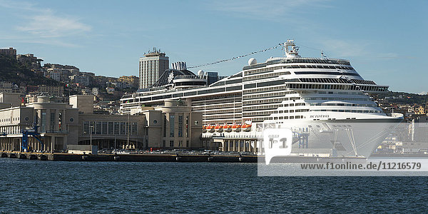 Kreuzfahrtschiff im Hafen von Neapel; Neapel  Kampanien  Italien