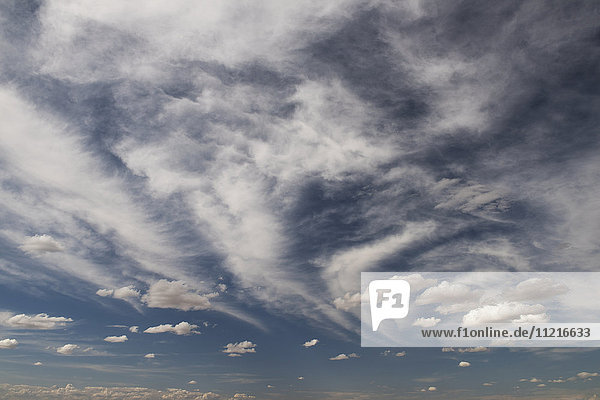 Blauer Himmel mit Wolken; Palouse,  Washington,  Vereinigte Staaten von Amerika'.